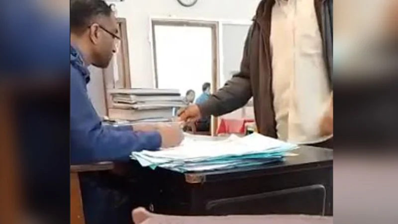 ঘুষ গ্রহণের ভিডিও ভাইরাল, পুলিশ কর্মকর্তা প্রত্যাহার