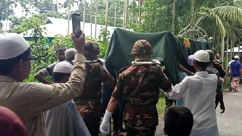 বিদ্যুৎস্পৃষ্টে নিহত সেনা সার্জেন্ট সেলিমের লাশ রাষ্ট্রীয় মর্যাদায় দাফন