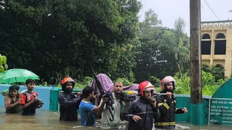 প্রসব বেদনায় কাতরাচ্ছিলেন বন্যাদুর্গত মা, মানবিক দৃষ্টান্ত দেখালেন ফায়ার সার্ভিসের কর্মীরা