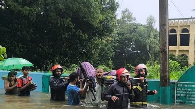 বন্যার পানিতে আটকা পড়ে প্রসববেদনায় কাতরাচ্ছিলেন অন্তঃসত্ত্বা, উদ্ধারে ফায়ার সার্ভিস