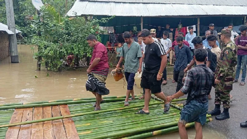 পাহাড়ধসের ঝুঁকি থেকে ২২১ পরিবারকে নিরাপদ আশ্রয়ে নিল সেনাবাহিনী