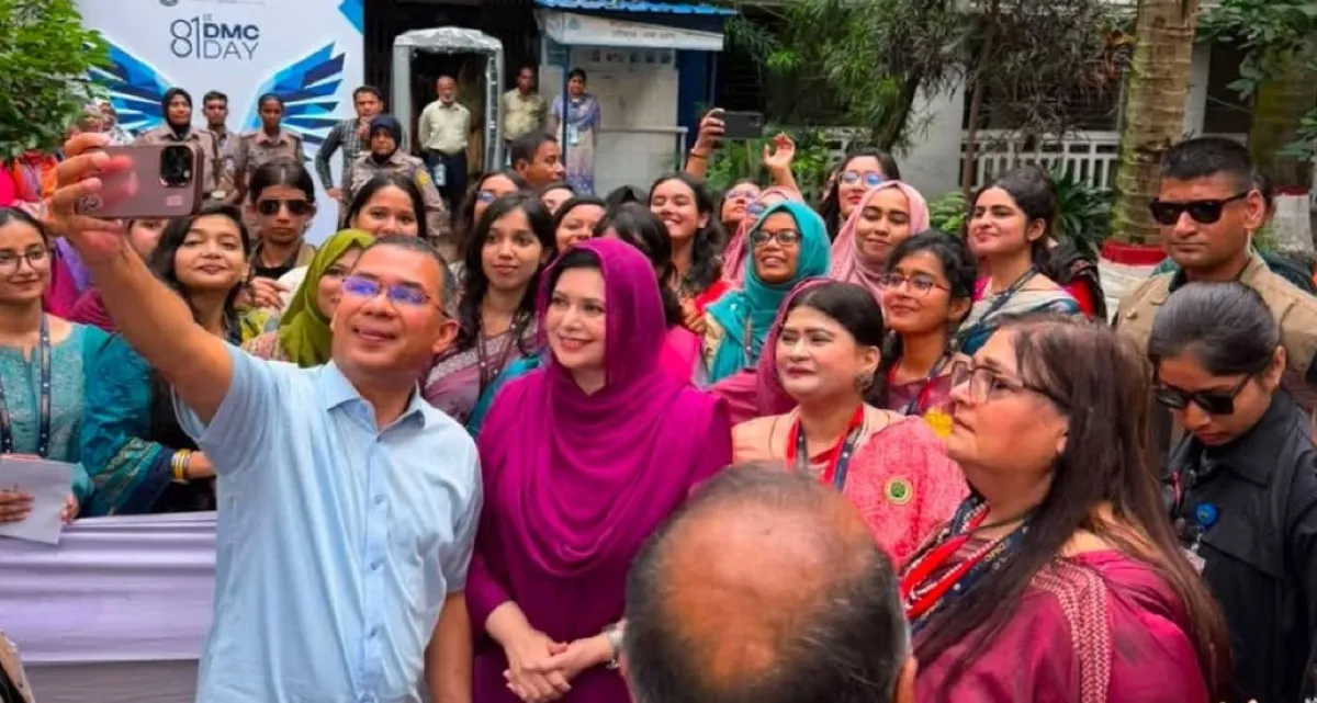 প্রধানমন্ত্রী নিজেই সেলফি তুললেন ঢামেকের ৮০ বছরপূর্তি অনুষ্ঠানে