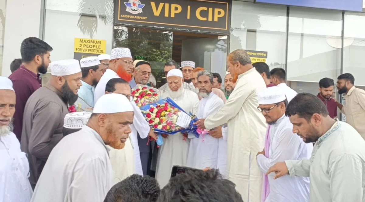 সৈয়দপুর বিমানবন্দরে পৌঁছে রংপুরের উদ্দেশ্যে রওনা দিলেন ডা. শফিকুর রহমান