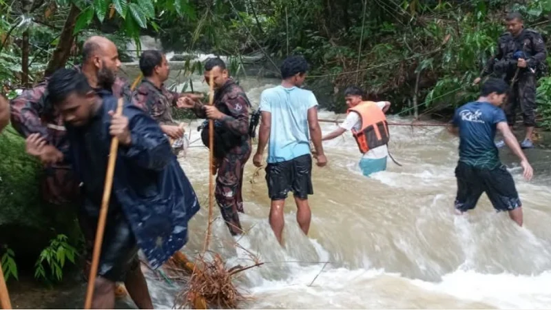 বিজিবির ৪৮ ঘণ্টার অভিযানে দুর্গম পাহাড় থেকে ৪ পর্যটক উদ্ধার