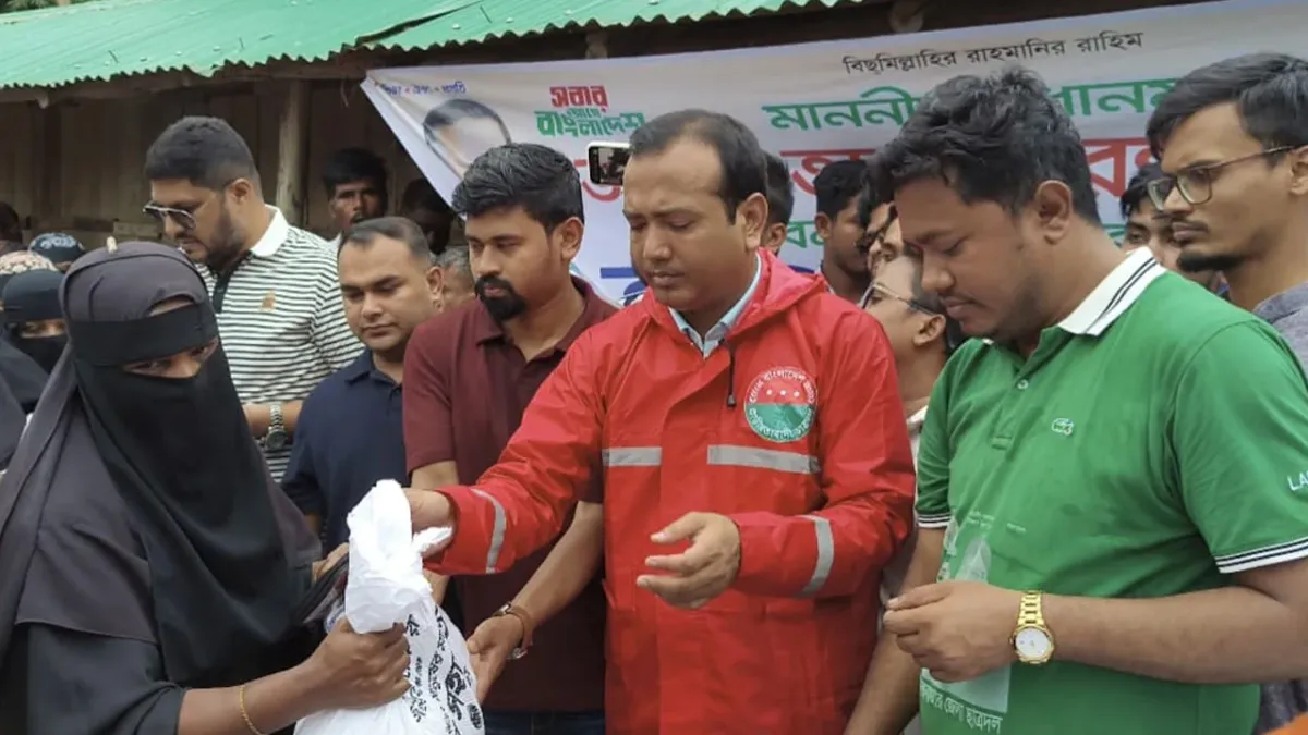 কেন্দ্রীয় সভাপতির নেতৃত্বে রামুতে ছাত্রদলের ত্রাণ বিতরণ
