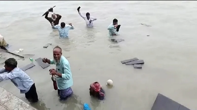 প্রধানমন্ত্রীর সমাবেশে যাওয়ার পথে ট্রলারডুবি