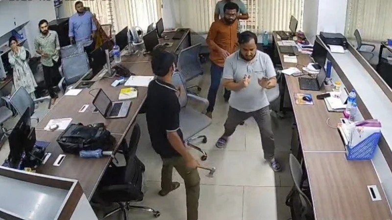 দুই কোটি টাকা দেন, নইলে ব্যবসা গুটিয়ে ফেলেন: চট্টগ্রামে ডেভিড ইমনের হুমকি