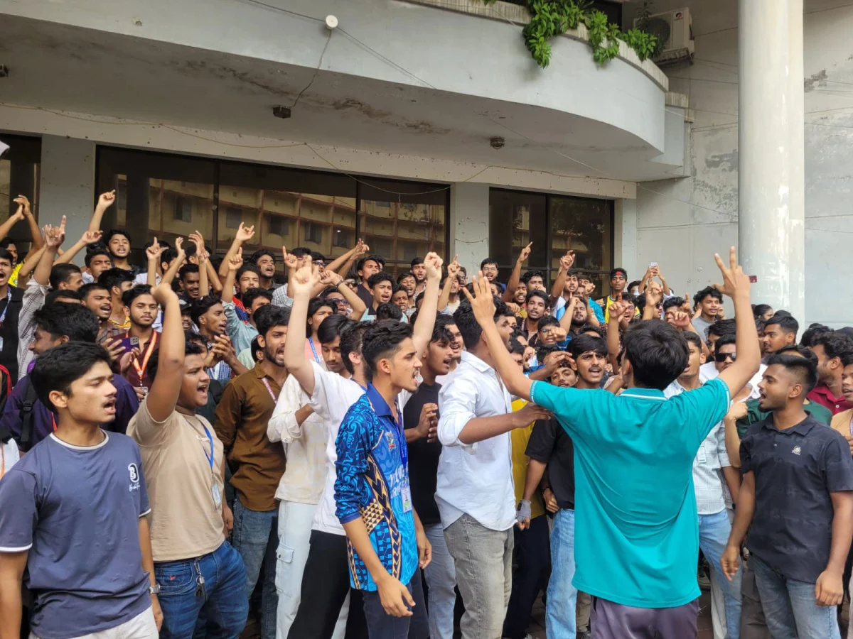 শিক্ষামন্ত্রীর পদত্যাগের দাবিতে রাজশাহী শিক্ষা বোর্ড ঘেরাও
