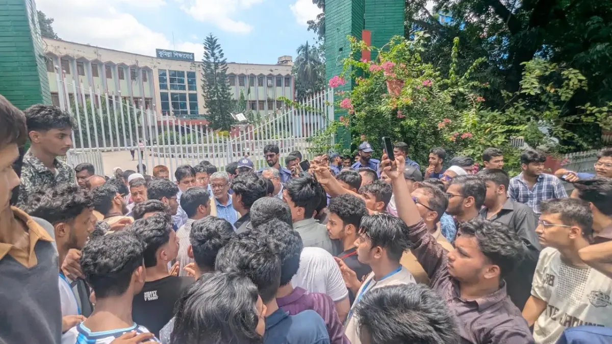 কুমিল্লা শিক্ষাবোর্ডের মূলফটক বন্ধ করে শিক্ষার্থীদের বিক্ষোভ