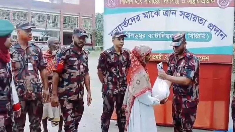 সাতক্ষীরায় বিজিবির উদ্যোগে দুর্যোগে ক্ষতিগ্রস্তদের মাঝে ত্রাণ বিতরণ