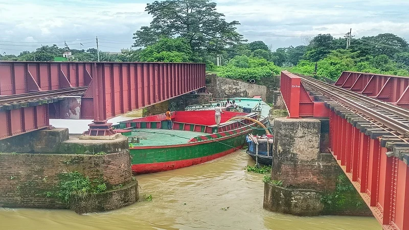 কাউতলী-কুরুলিয়া নদীর রেলসেতু ঝুঁকিতে, বালুবাহী বাল্কহেডের ধাক্কায় বড় দুর্ঘটনার আশঙ্কা