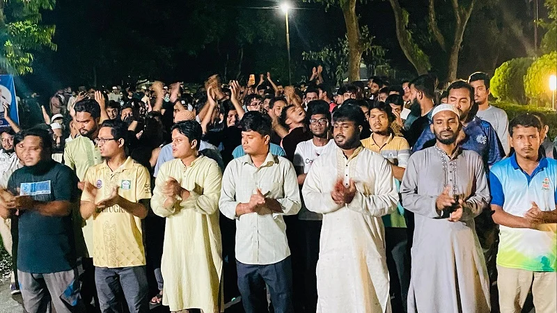 ‘খুনি ধর, জেলে ভর’ স্লোগানে উত্তাল ইবি