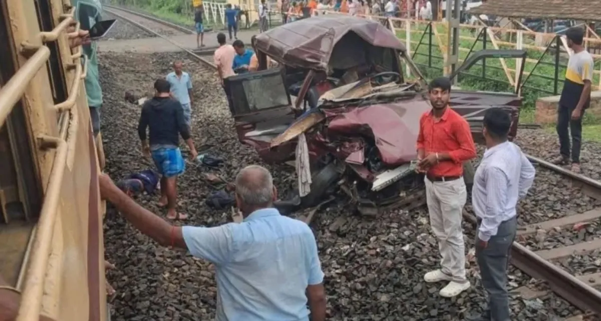 স্কুল বাসে যাত্রীবাহী ট্রেনের ধাক্কা, হতাহত অনেক