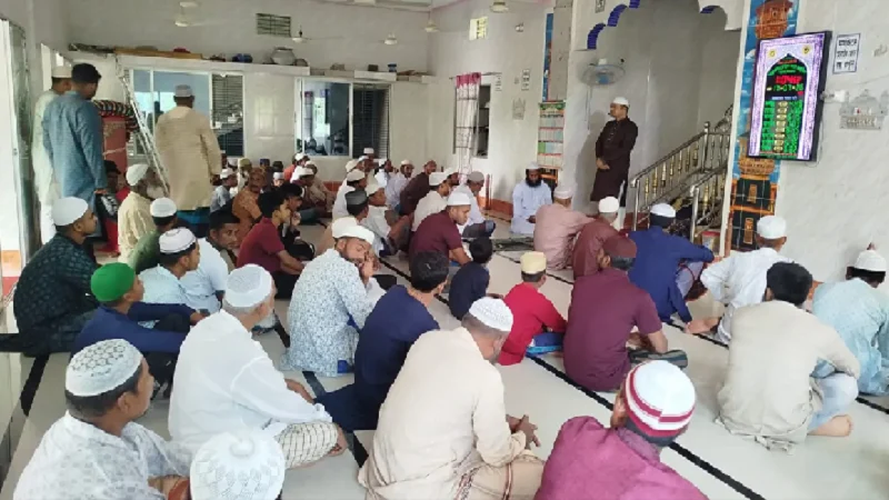 মসজিদের ইমামকে ঘিরে বিরোধে ভেতরে বিএনপি, বারান্দায় জামায়াতের নামাজ আদায়