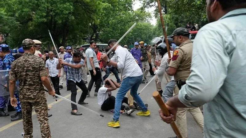 দিল্লিতে বিক্ষোভরত শিক্ষার্থীদের সাদা পোশাক পরে পেটাচ্ছে পুলিশ: সমাজবাদী পার্টির নেতার দাবি
