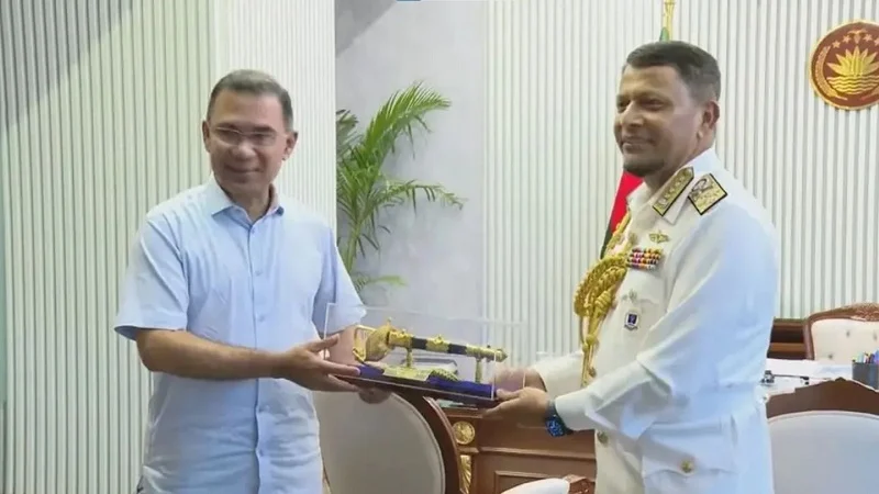 প্রধানমন্ত্রীর সঙ্গে বিদায়ী নৌবাহিনী প্রধানের সাক্ষাৎ