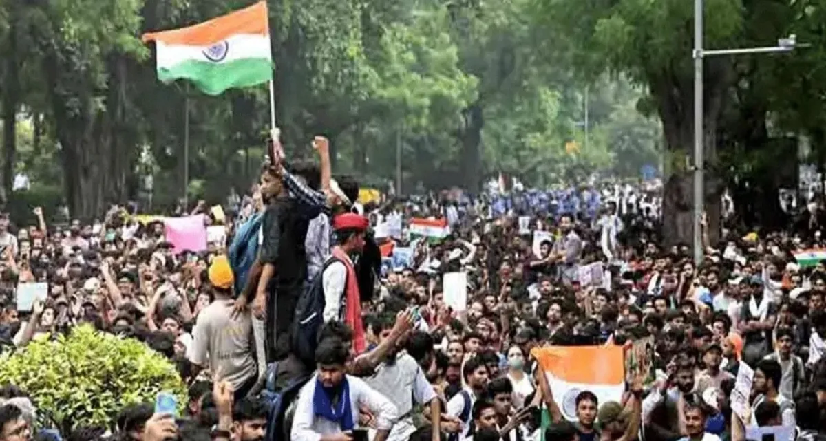 বাস ও ট্রেনে করে নতুন নতুন বিক্ষোভকারী আন্দোলনস্থলে যোগ দিচ্ছে
