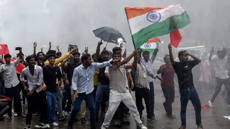 বাড়ি থেকে পালিয়ে তেলাপোকাদের আন্দোলনে যোগ দিচ্ছেন শিক্ষার্থীরা