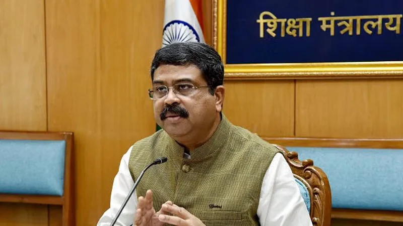 টানা আন্দোলনের মুখে ভারতের শিক্ষামন্ত্রীর পদত্যাগ