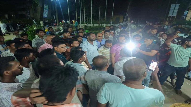 দুর্নীতির অভিযোগে বাঘা উপজেলার ইউএনওর বিরুদ্ধে বিক্ষোভ