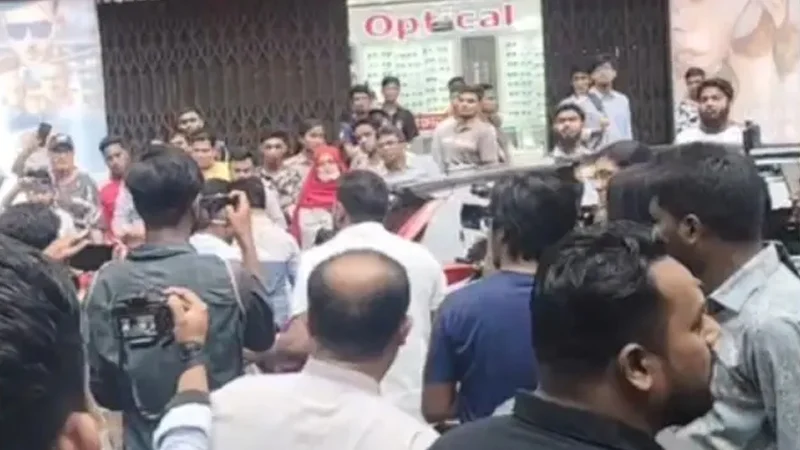 চট্টগ্রামে বিএনপি-এনসিপি নেতাকর্মীদের মুখোমুখি অবস্থান, উত্তেজনা চরমে