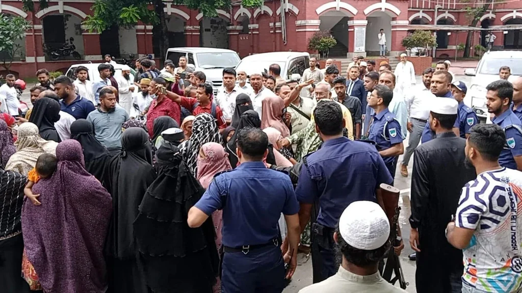 হামলার ঘটনায় জামায়াত এমপির বাড়িতে জেলা প্রশাসনের সমঝোতা সভা, বিক্ষোভে অবরুদ্ধ এমপি-এসপি