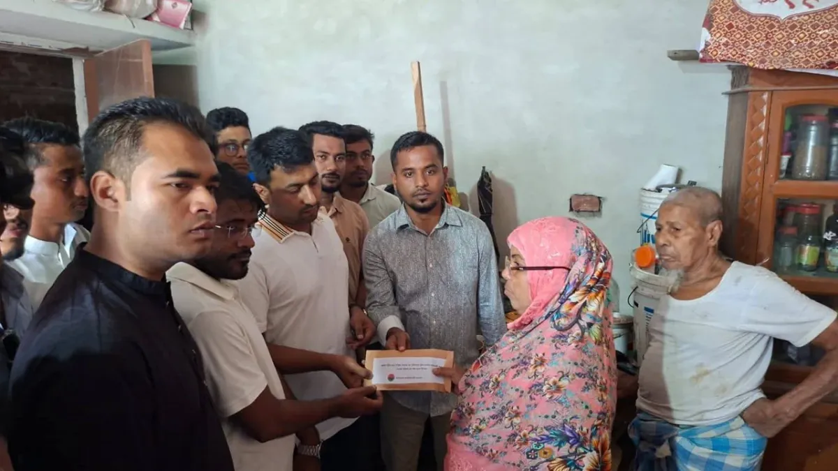শহীদ পরিবারে প্রধানমন্ত্রীর উপহার পৌঁছে দিল ছাত্রদল