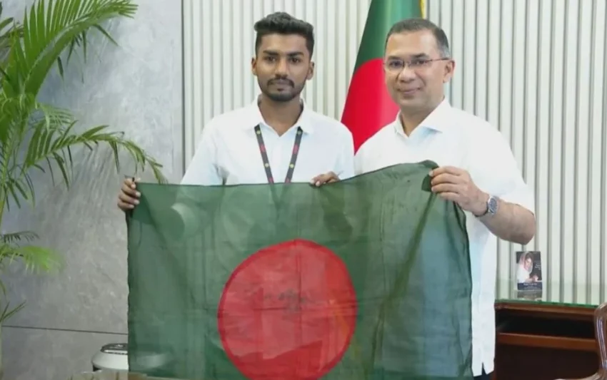 প্রধানমন্ত্রীর হাতে রক্তমাখা জাতীয় পতাকা তুলে দিলেন জুলাইযোদ্ধা শেখ আজিজুর