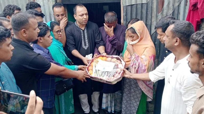 প্রধানমন্ত্রীর উপহার পেয়ে কান্নায় ভেঙে পড়লেন শহীদ বিপ্লবের বাবা-মা