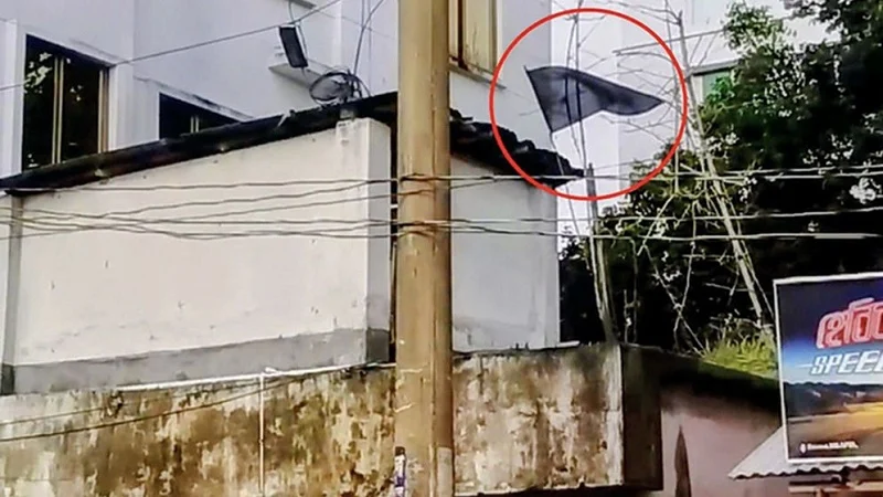 শোকের মাস সামনে রেখে আ.লীগ কার্যালয়ে কালো পতাকা