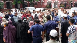 হামলার ঘটনায় জামায়াত এমপির বাড়িতে জেলা প্রশাসনের সমঝোতা সভা, বিক্ষোভে অবরুদ্ধ এমপি-এসপি