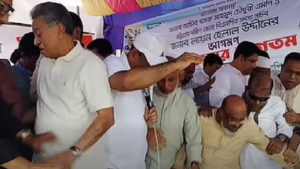 অর্থমন্ত্রীর উপস্থিতিতে ত্রাণ বিতরণ, ধসে পড়ল মঞ্চ