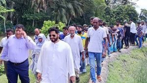 দখলদারদের বাধার মুখে খাল না কেটে ফিরে এলেন এমপি-ডিসি