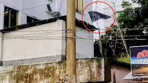 শোকের মাস সামনে রেখে আ.লীগ কার্যালয়ে কালো পতাকা