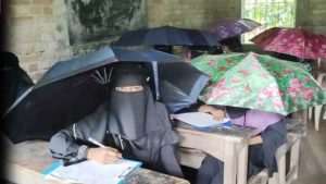 ছাদ চুইয়ে পড়ছে বৃষ্টির পানি, ছাতা মাথায় পরীক্ষা দিলেন শিক্ষার্থীরা