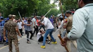 দিল্লিতে বিক্ষোভরত শিক্ষার্থীদের সাদা পোশাক পরে পেটাচ্ছে পুলিশ: সমাজবাদী পার্টির নেতার দাবি