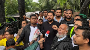 যার যার সামর্থ্য অনুযায়ী দুর্গত মানুষের পাশে দাঁড়ান: নাহিদ ইসলাম