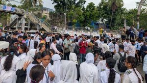 নীলক্ষেত-সায়েন্সল্যাব ও আশপাশের এলাকায় সড়কে শিক্ষার্থীরা, যান চলাচল বন্ধ