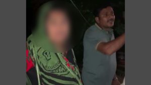 মধ্যরাতে পরকীয়া প্রেমিকের সঙ্গে যুবলীগ নেত্রী আটক
