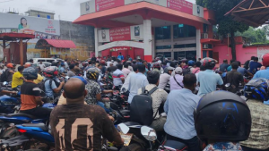 আবারও সামাজিক যোগাযোগমাধ্যমে ছড়ানো ‘গুজবে’ তেলের পাম্পে শত শত মোটরসাইকেল, প্রশাসনের মাইকিং