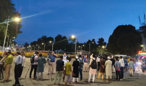 রাষ্ট্রপতির পদত্যাগের পর বঙ্গভবনের সামনে উৎসুক জনতার ভিড়, নিরাপত্তা জোরদার