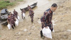 টেকনাফে বন্যার্ত ২০০ পরিবারের মাঝে বিজিবির ত্রাণ বিতরণ
