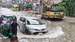 রাতভর বৃষ্টিতে ‘ডুবল’ রাজধানী, ভোগান্তিতে নগরবাসী