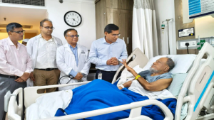 ব্যারিস্টার রফিকুল ইসলাম মিয়াকে দেখতে হাসপাতালে ডা. মনোয়ারুল কাদির
