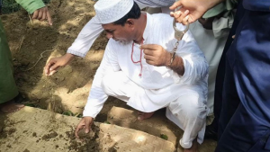 হাতকড়া নিয়ে মায়ের জানাজায় স্বেচ্ছাসেবক লীগ নেতা