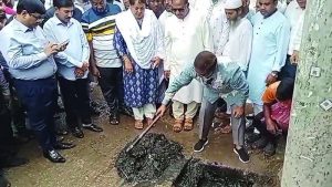 নিজেই কোদাল হাতে ড্রেন পরিষ্কার করলেন নাসিক প্রশাসক সাখাওয়াত