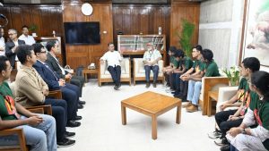 প্রধানমন্ত্রীর সঙ্গে স্বর্ণপদকজয়ী বাংলাদেশি শিক্ষার্থীদের সাক্ষাৎ