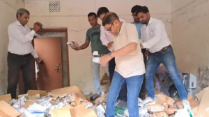 হাসপাতালের বাথরুমে সরকারি ওষুধ দেখে ক্ষুব্ধ স্বাস্থ্যমন্ত্রী: বললেন, ‘মানুষ ওষুধ পায় না’