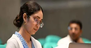 সাধারণ প্রার্থীদের মতো লাইনে দাঁড়িয়ে পরীক্ষা দিয়ে ড্রাইভিং লাইসেন্স নিলেন জাইমা রহমান
