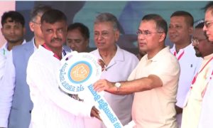 বন্যায় ক্ষতিগ্রস্তদের হাতে নতুন ঘরের চাবি তুলে দিলেন প্রধানমন্ত্রী